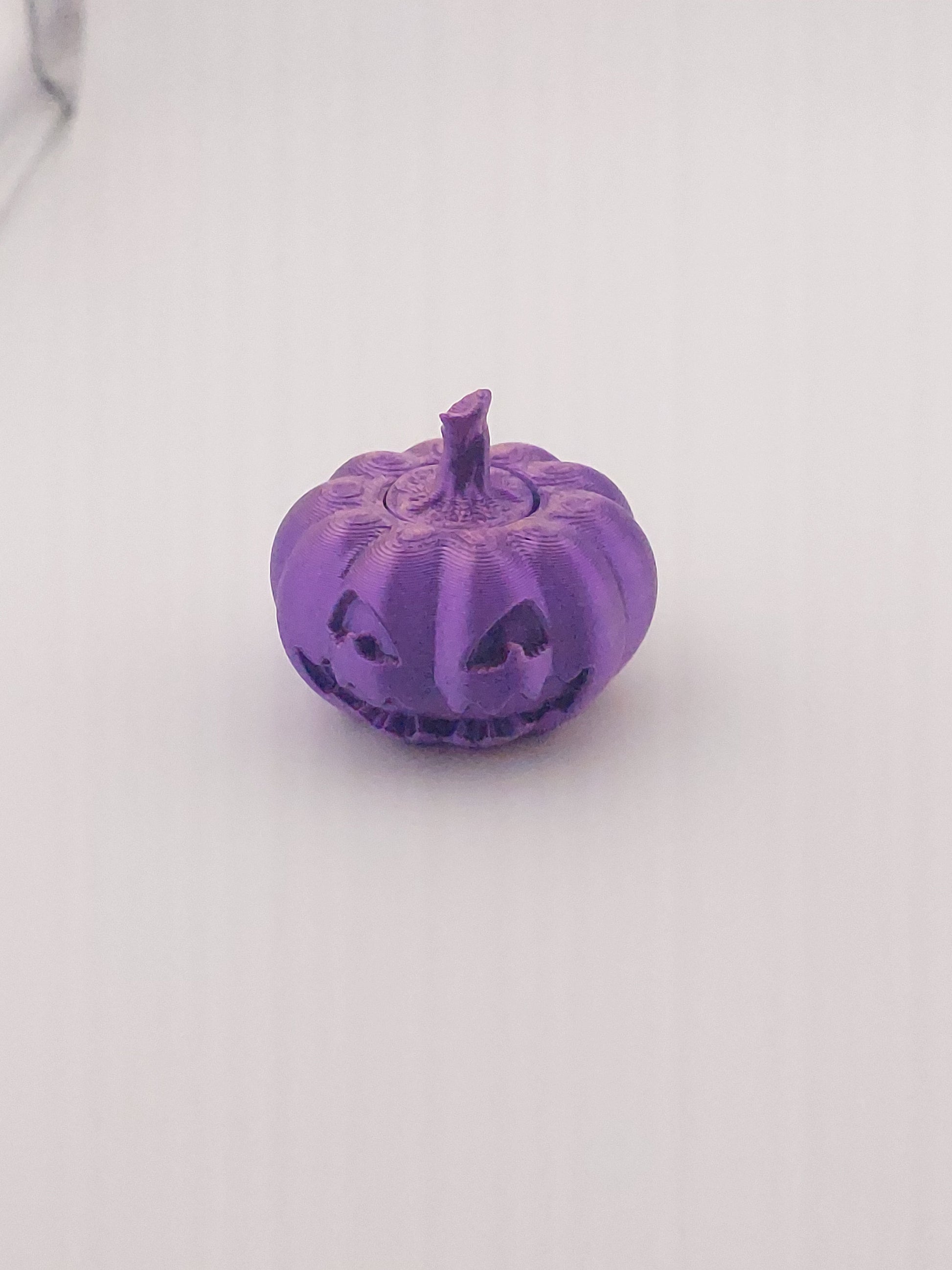 1 Articulated Fidget Pumpkin Spinner -- Decor Gift - 3D Printed Fidget Fantasy Creature - Customizable Colors - Authorized Seller