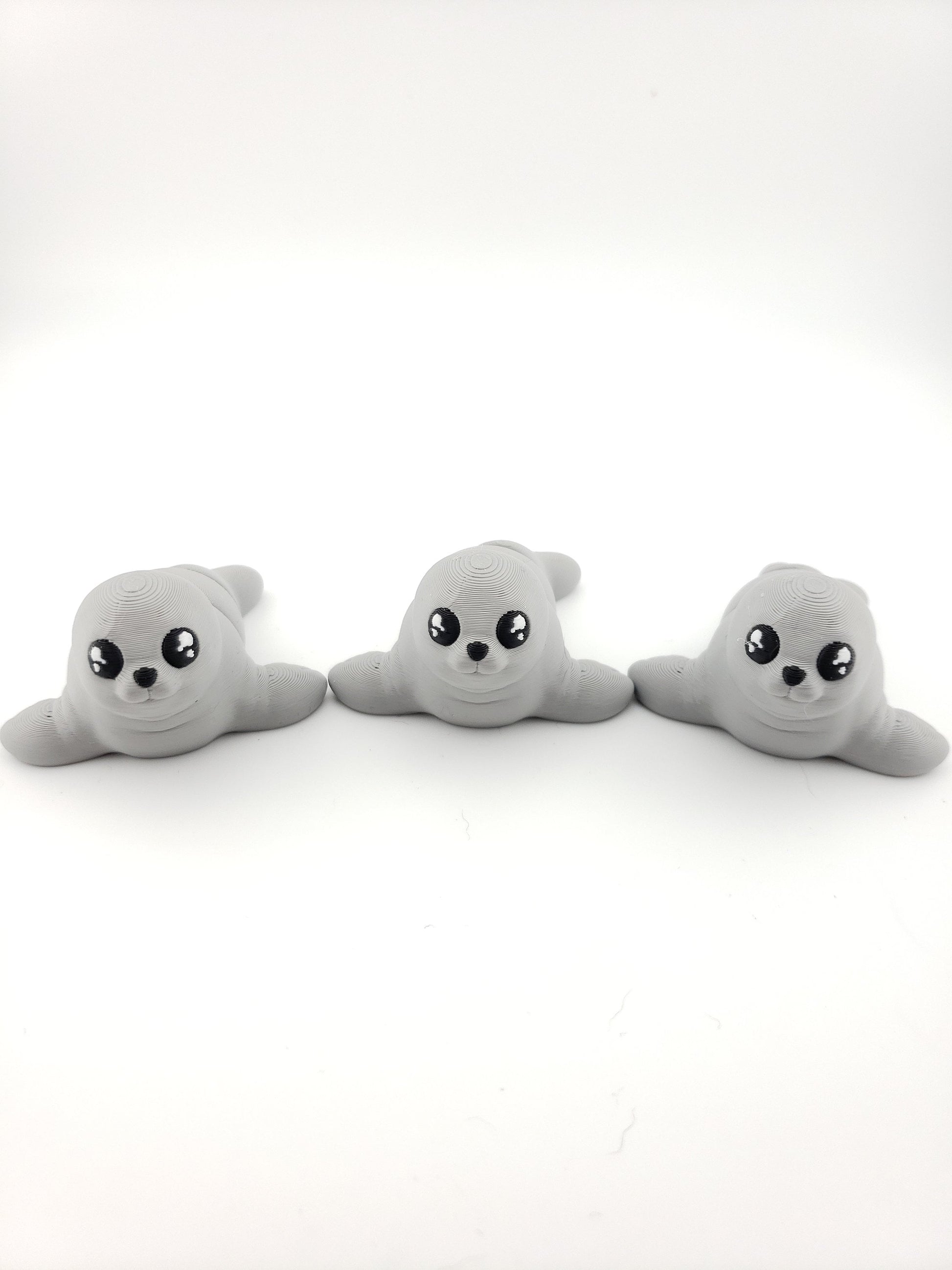 1 Articulated Painted Baby Seal - 3D Printed Fidget Fantasy Creature - Customizable Colors - Zou 3d